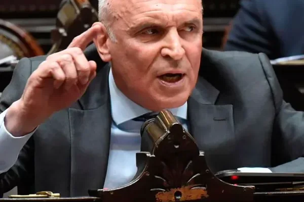 José Luis Espert llamó “demente comunista” a Kicillof y pidió “liberar” la Provincia de Buenos Aires