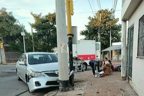 Fuerte siniestro vial dejó dos heridas en el barrio El Chacho