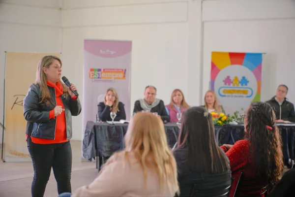 Instruyen a docentes y familias en la prevención del grooming
