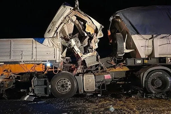 Impresionante choque de camiones dejó a sus choferes con heridas de consideración