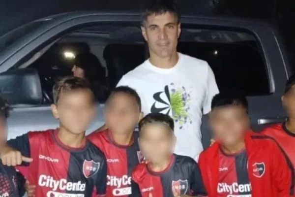 Escándalo en Newell’s: sancionaron a seis chicos por sacarse una foto con un jugador de Rosario Central