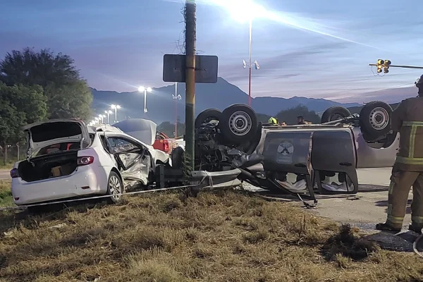 Tremendo choque entre un auto y un patrullero en pleno operativo