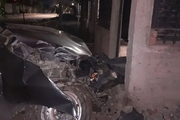 Una conductora rompió el récord de alcoholemia tras meter su camioneta en una casa