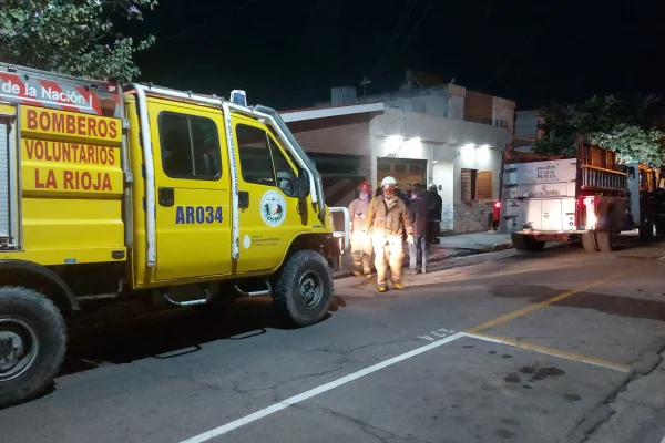 Incendio en vivienda: una mujer de 73 años fue rescatada y trasladada al hospital
