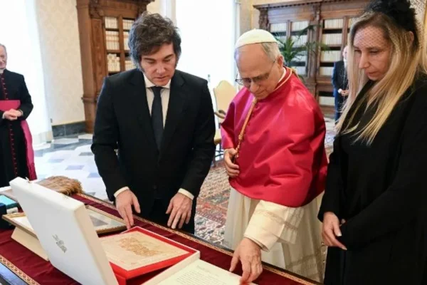 León XIV le confirmó a Milei que visitará Argentina, según Manuel Adorni