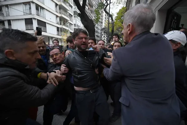 Grabois tomó el Instituto Perón cerrado por Milei y terminó preso