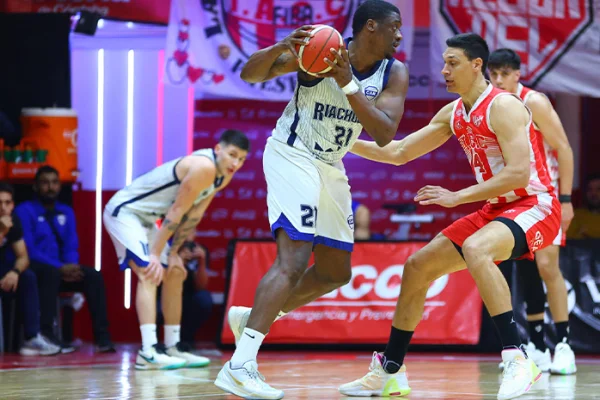 Riachuelo dio el primer golpe en la serie ante Instituto