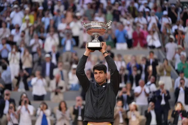 Carlos Alcaraz le ganó a Jannik Sinner y es el campeón de Roland Garros 2025