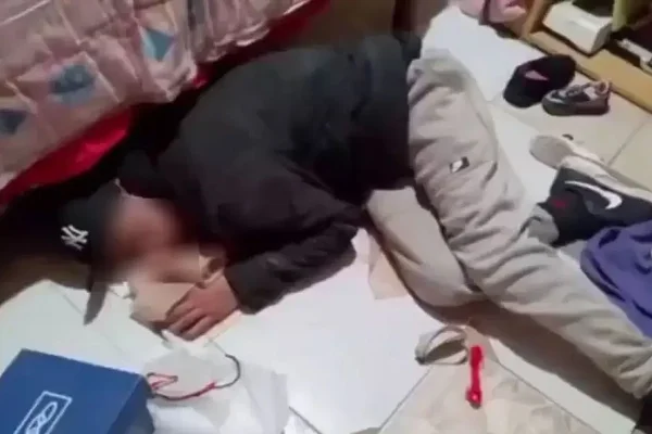 Increíble: Llegó a su casa y encontró al ladrón durmiendo en el piso
