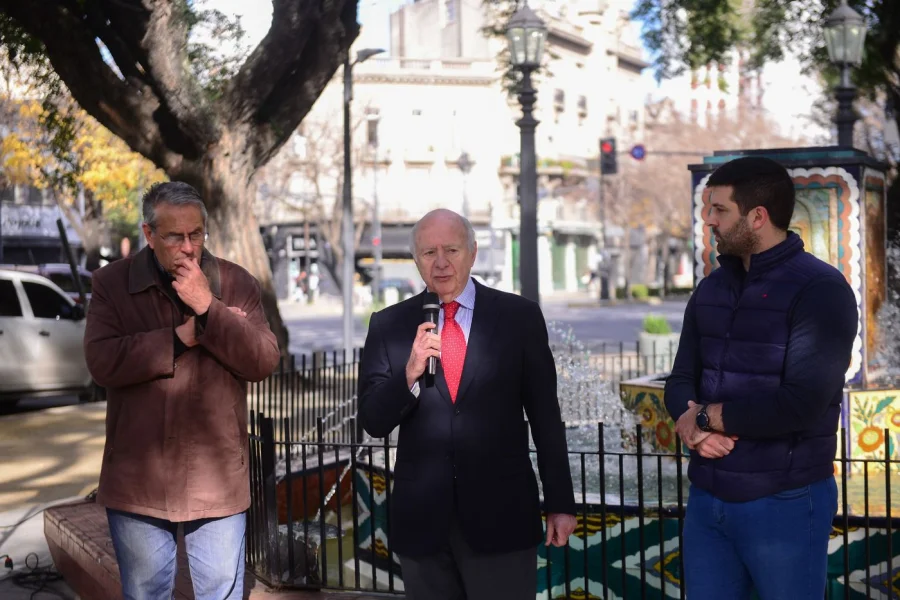 Héctor Lebensohn, actual director del diario Democracia de Junín, en el acto de la plazoleta de La Plata que lleva el nombre de su padre.