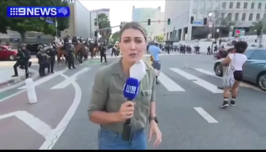 Periodista en medio de la transmisión en vivo </p><p>
</p><p>