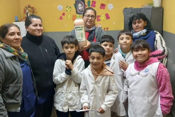 Estudiantes de la escuela N°407 fabricaron productos de higiene con jarilla