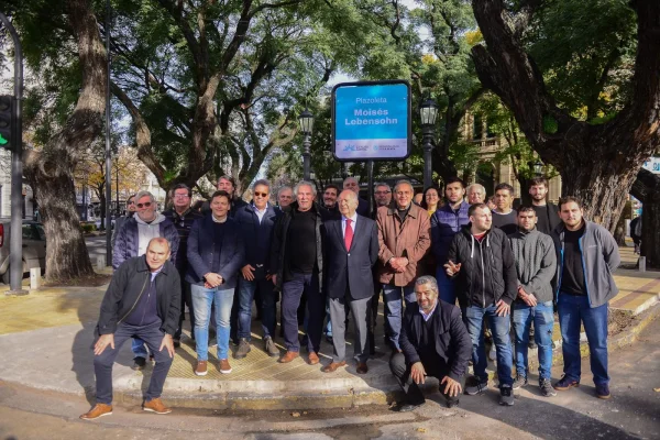 Día del Periodista: emotivo homenaje a Moisés Lebensohn en la plazoleta de La Plata que lleva su nombre