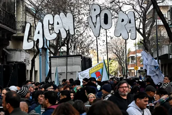 Comienzan a llegar los primeros dirigentes y militantes a la sede del PJ para respaldar a Cristina Kirchner
