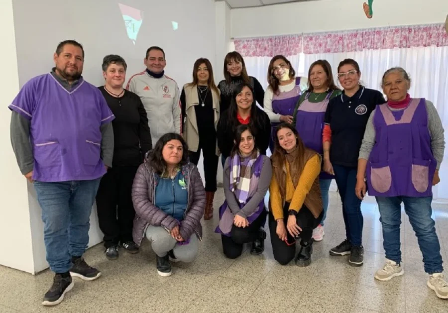 Dictaron el Taller de Bienestar Laboral en el Jardín N°69, donde abordaron la temática que estuvo destinada a personal de Servicios Generales.
