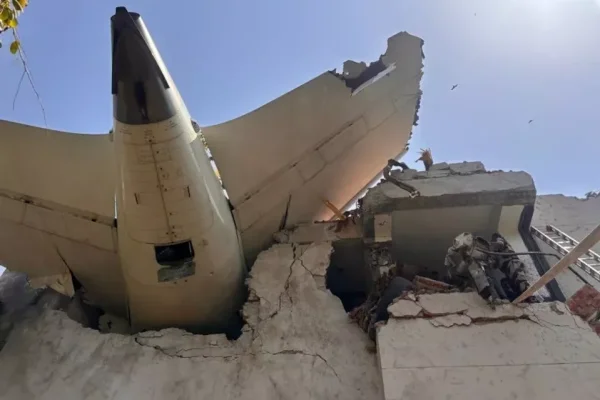 Apareció un sobreviviente de la tragedia aérea en India y el mundo habla de
