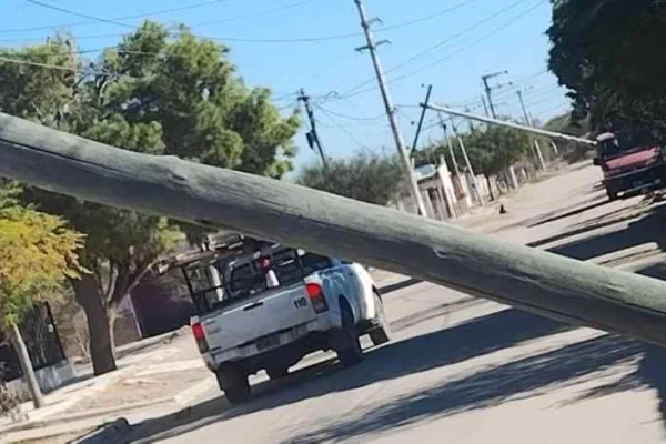 Ráfagas de viento de 70 km/h derribaron 3 postes del tendido eléctrico en Chepes