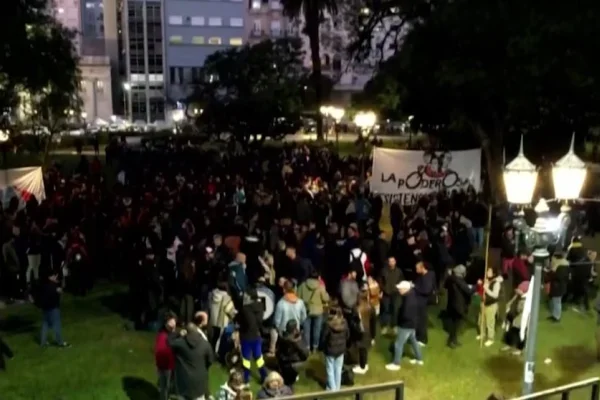 Tras la condena a CFK, militantes kirchneristas convocaron a instalar carpas para pasar la noche frente de Tribunales