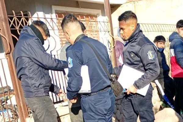 Invitó a un amigo a la casa y le robó el celular