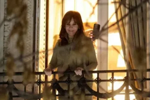 Operativo en la vigilia frente al departamento de Cristina Kirchner