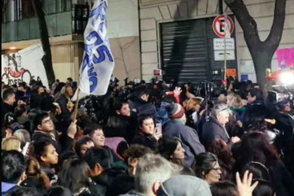 Nuevo Encuentro denunció la retención de banderas en el operativo de desalojo frente a lo de Cristina Kirchner