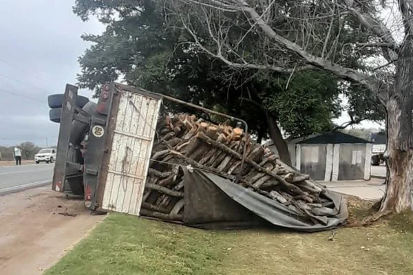 Un camión volcó en Chamical y dejó un herido