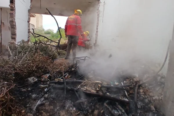 Controlaron un incendio en una vivienda abandonada en calle Buenos Aires