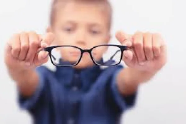 En la Semana de la Miopía, realizan controles visuales en escuelas para cuidar la salud ocular de la infancia