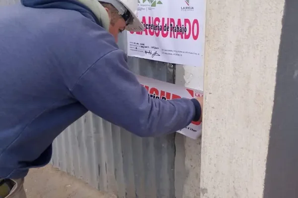 Trabajo clausuró obra en construcción en zona céntrica: obreros no tenían seguridad ni indumentaria