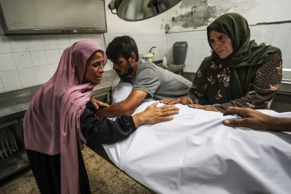 Denunciaron que el ejército de Israel atacó a una multitud que esperaba ayuda alimentaria en el sur de Gaza