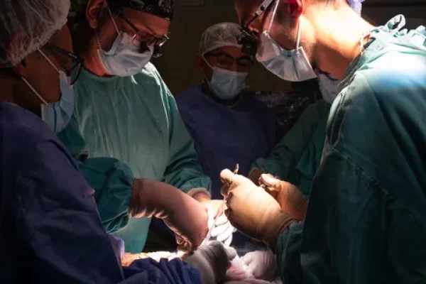 Hazaña en el Garrahan: operaron a una beba en el útero de su mamá y el final es conmovedor