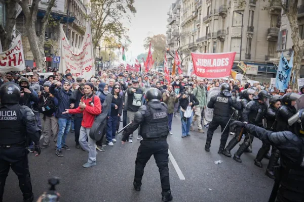 En un clima de tensión, el Gobierno activa el protocolo antipiquetes por la marcha del PJ en apoyo a CFK