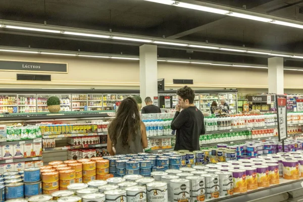 Consumo: en abril crecieron las ventas de los supermercados, pero cayeron las de los mayoristas