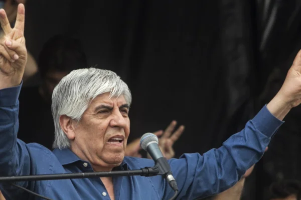 Moyano cerró la paritaria de Camioneros: 1% de aumento mensual y un bono para compensar