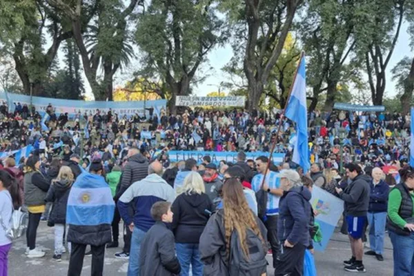 El banderazo por Cristina Kirchner finalmente se mudó a Parque Lezama