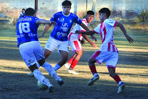 Tesorieri ganó y alcanzó a Vélez en la cima