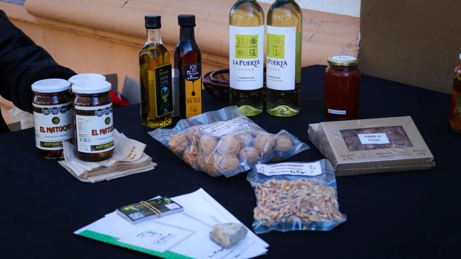 Acción. Se ofrecieron degustaciones de vinos, aceitunas, aceites de oliva, dulces y otros productos típicos de la provincia, provistos por reconocidas firmas riojanas.