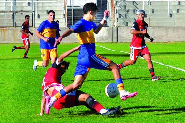 Rioja Juniors defiende la punta en el clásico ante Estudiantes