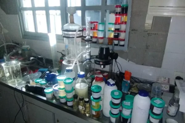 Clausuraron una fábrica química en Nueva Pompeya y se incautaron más de 600 bidones con contenidos vencidos