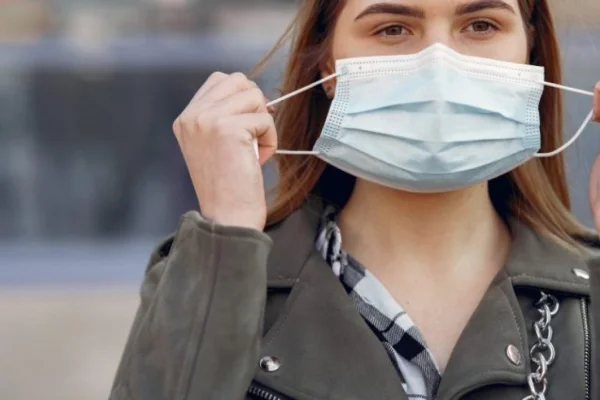 Salud establece el uso obligatorio de barbijo en hospitales y centros de salud para contener el avance de infecciones respiratorias