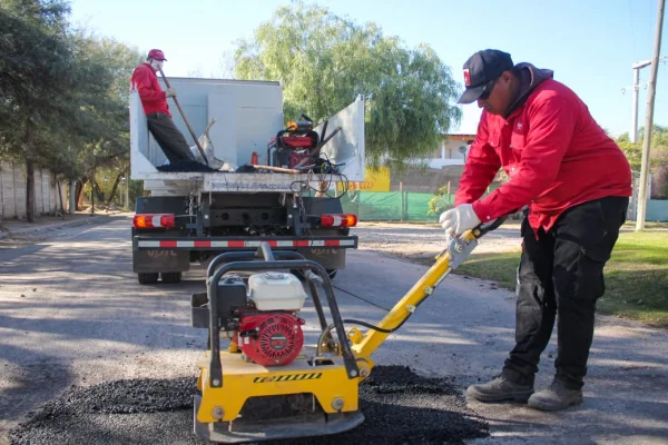 Realizaron tareas de bacheo en el barrio Cochangasta