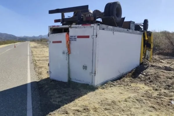 Un camionero riojano volcó en San Juan