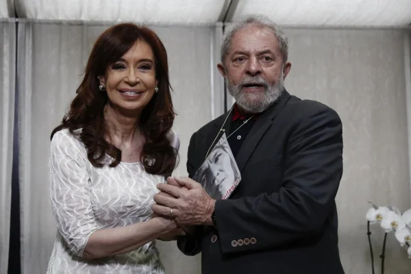 Tras una semana con poco balcón y militancia, Cristina Kirchner retoma la centralidad de la mano de Lula