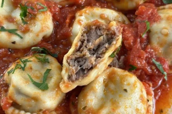 Cómo hacer ravioles caseros rellenos de carne braseada