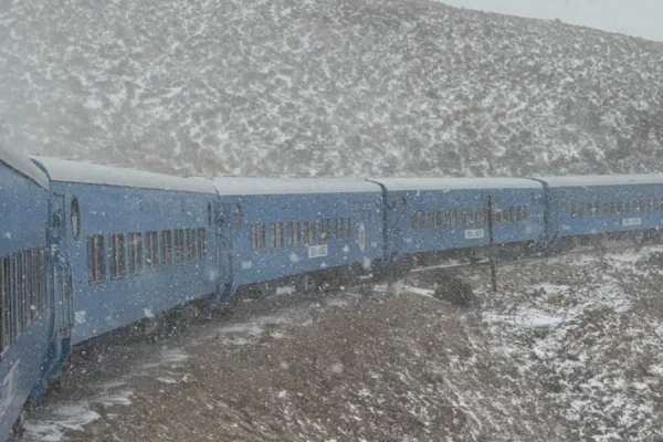 Una nevada sorprendió a los pasajeros del Tren a las Nubes en Salta