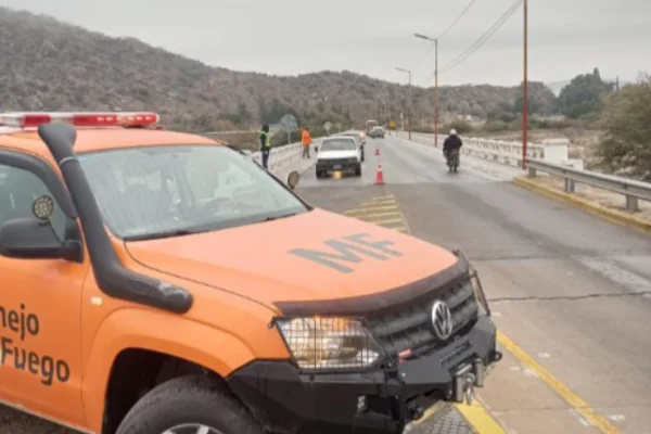 Defensa Civil cortó el tránsito en el Puente Los Sarmientos por acumulación de hielo