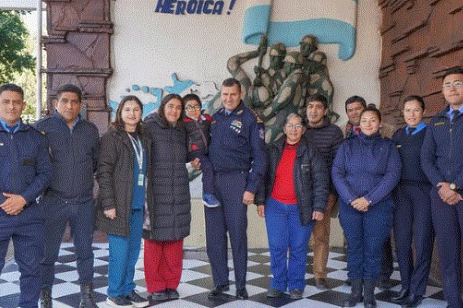 El pequeño cumplió su sueño de ser policía. El pequeño cumplió su sueño de ser policía.