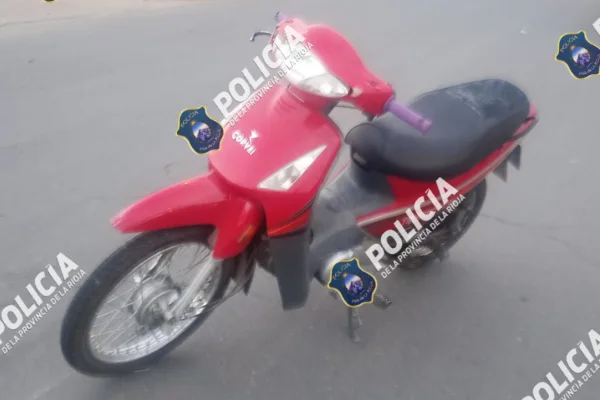 Una joven cayó de su motocicleta y sufrió lesiones de consideración