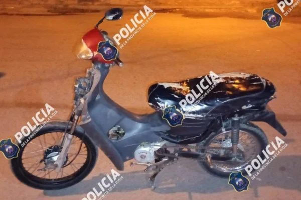 Un joven terminó inconsciente tras un fuerte choque de motocicletas en Chilecito
