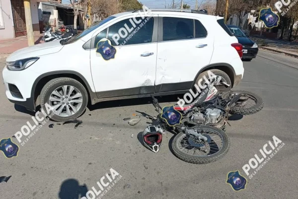 Siniestro vial entre un auto y una motocicleta dejó daños materiales